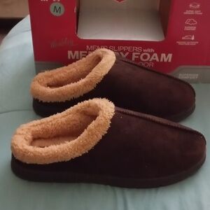 NWT Wembley slippers
